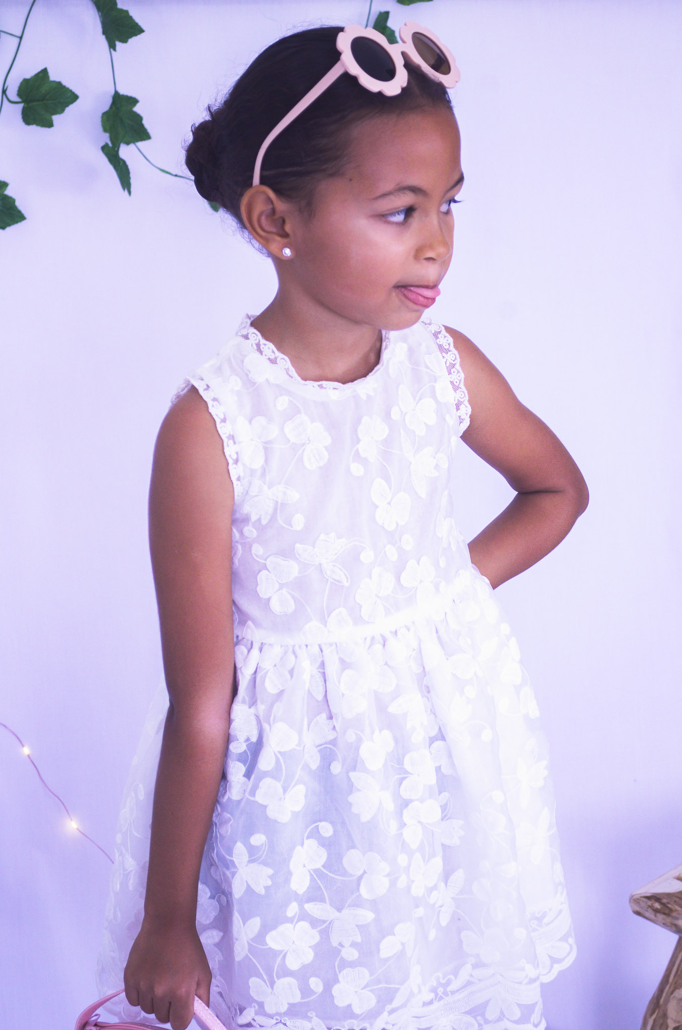 Robe simple blanche avec broderie pour mariage et fête