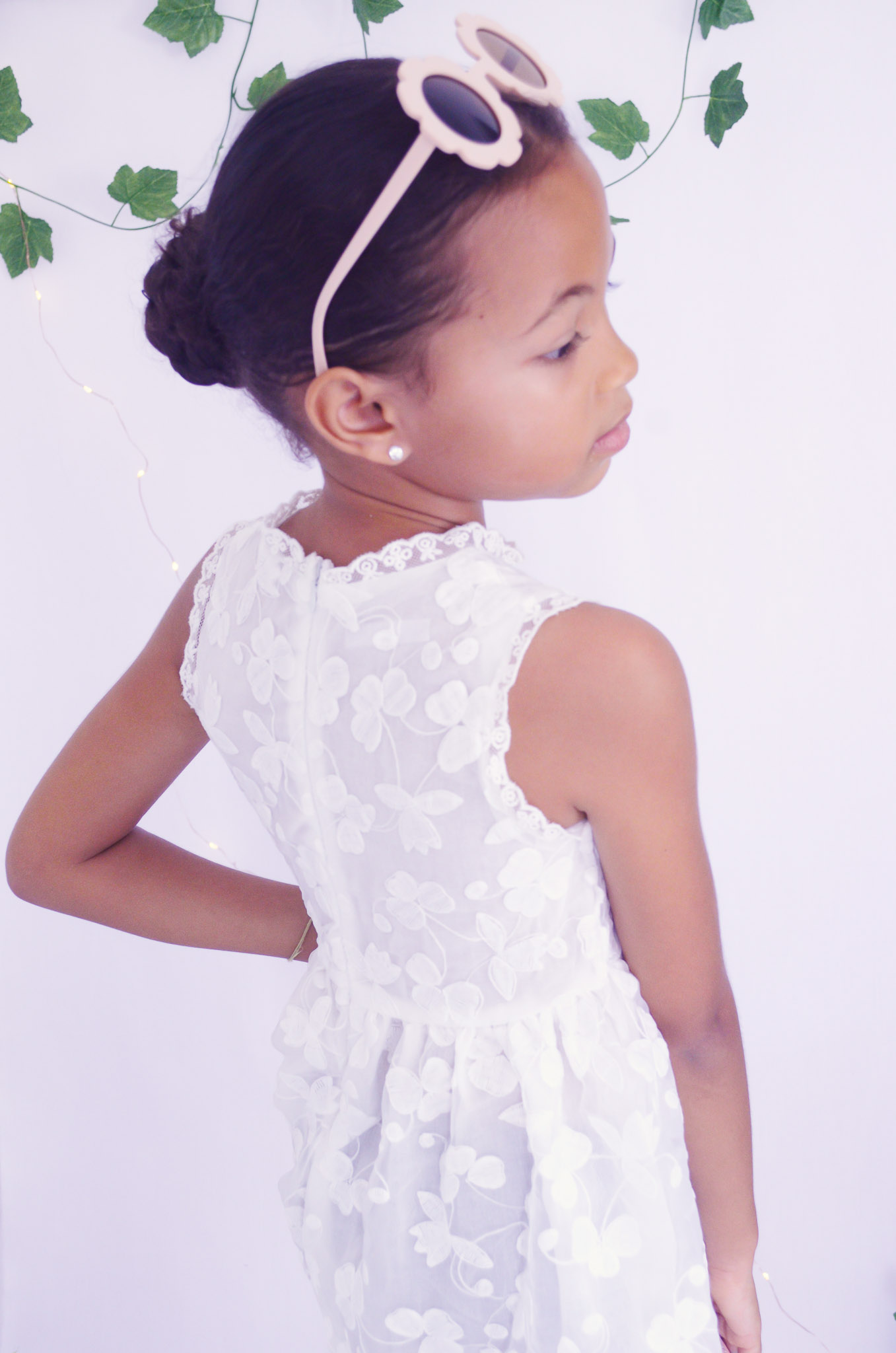 Robe simple blanche avec broderie