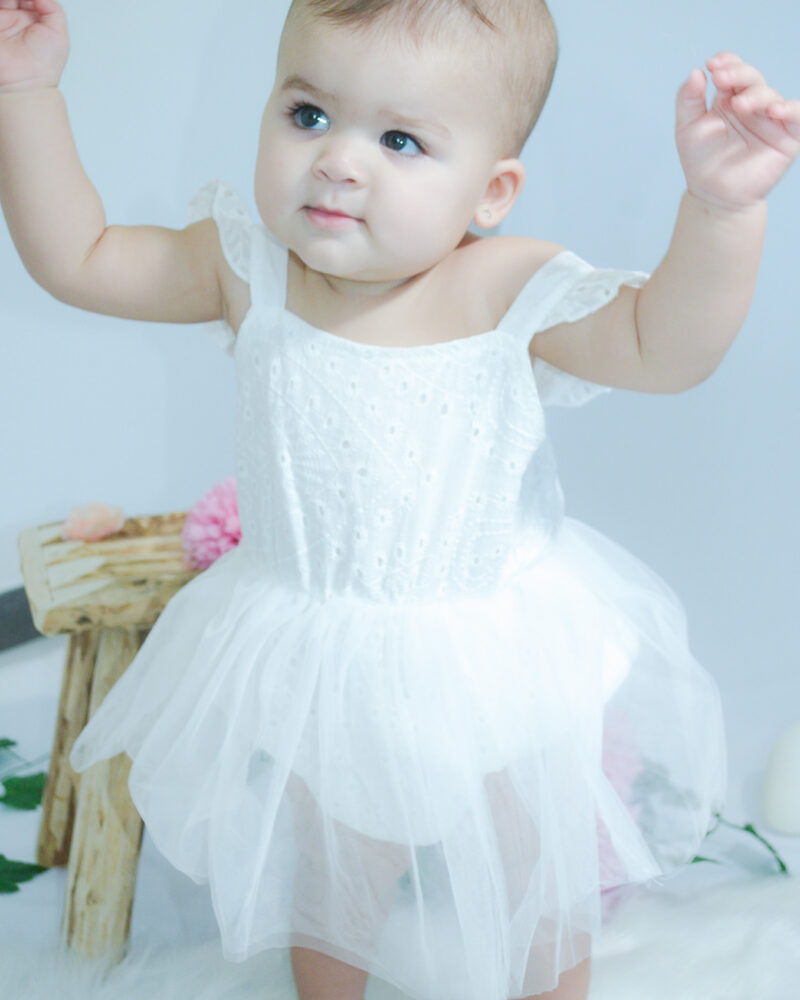 robe barboteuse blanche avec jolie broderie et jupe en tulle